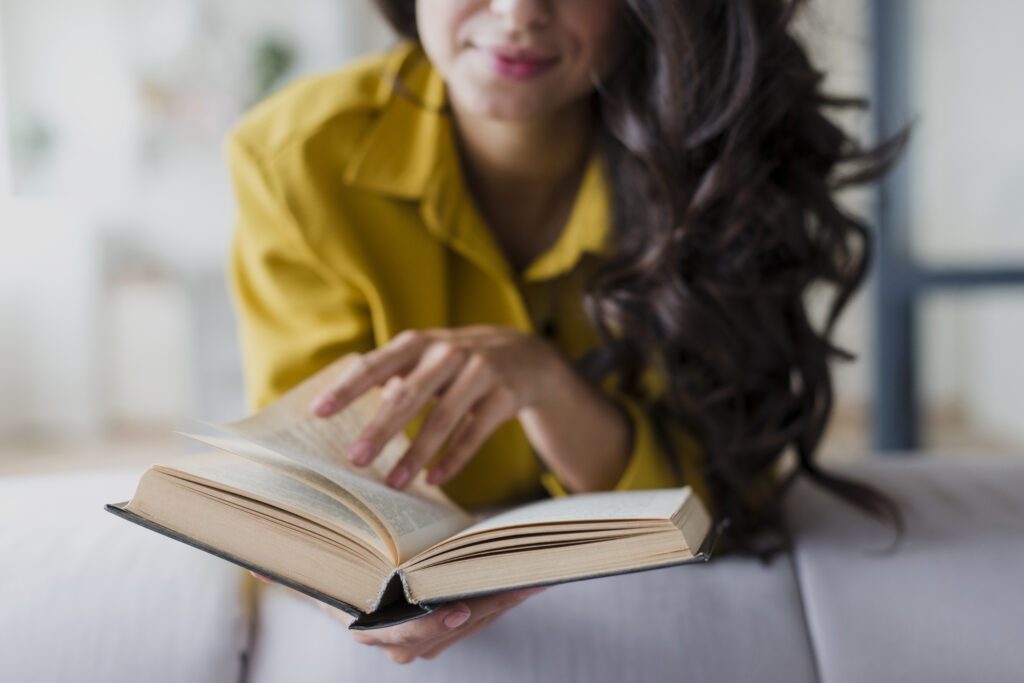 menina-morena-close-up-com-blusa-amarela-1024x683